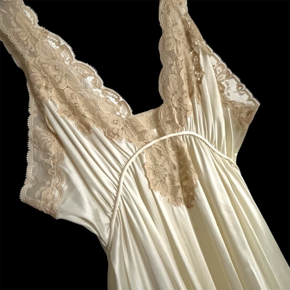 Ethereal Buttery Ivory with Lace Trim 70s Vintage Slip-Dress Gown Kayser Perfect - Picture 5 of 16